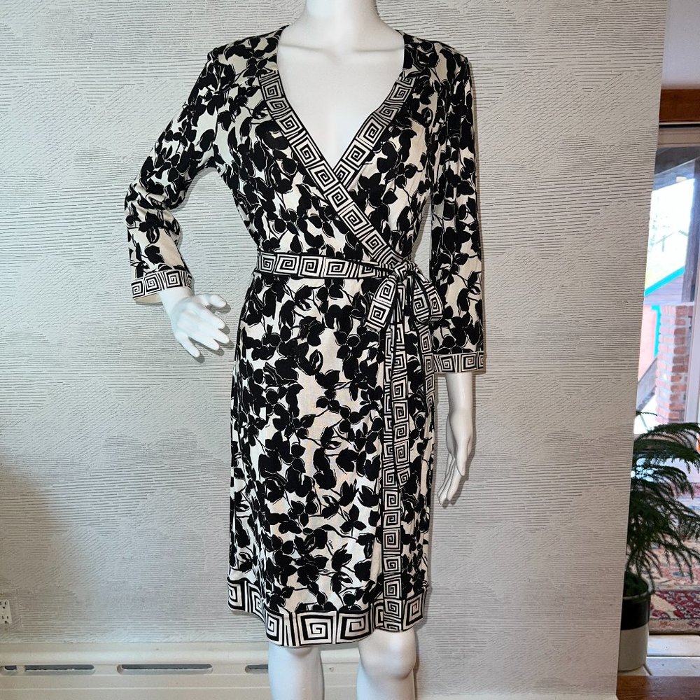 Diane von Furstenberg Classic Mini Silk Wrap Dress